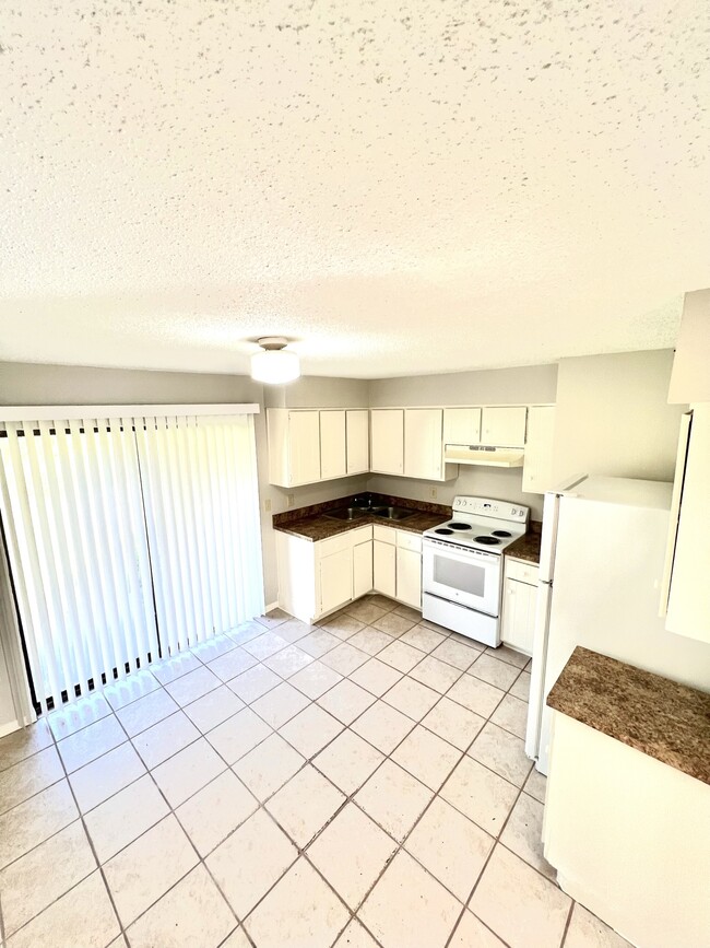 Kitchen - 700 Tumbleweed Trl