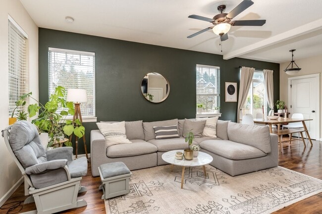 Building Photo - Stylish 3 bedroom Townhome Living in Orego...