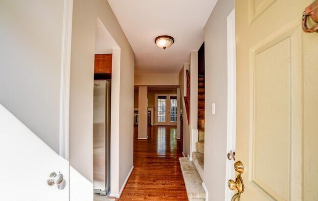 Entryway - 2518 S Arlington Mill Dr