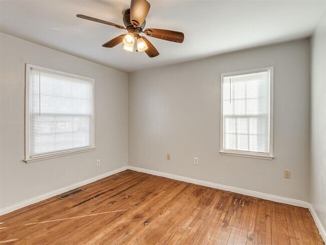 Building Photo - 544 E Fairchild Dr