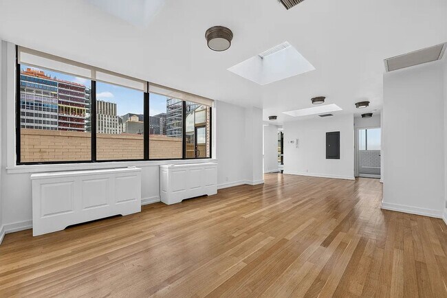 Foto del edificio - 245 E 44th St