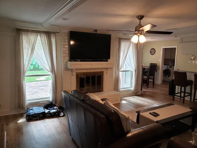 Foto del edificio - 13 Woodhaven Wood Dr