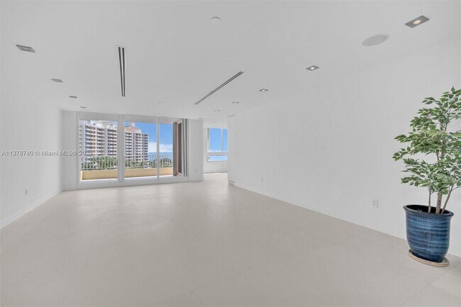 Foto del edificio - 789 Crandon Blvd