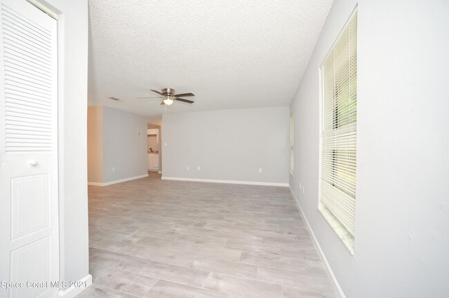Building Photo - 334 Sun Dial Ct