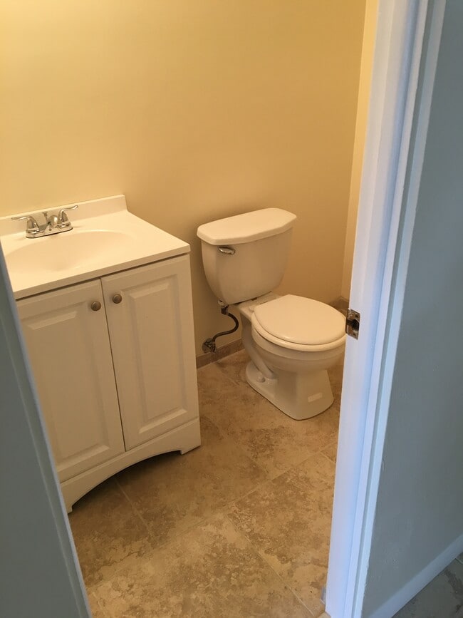 Half bathroom - 831 Squires Ave