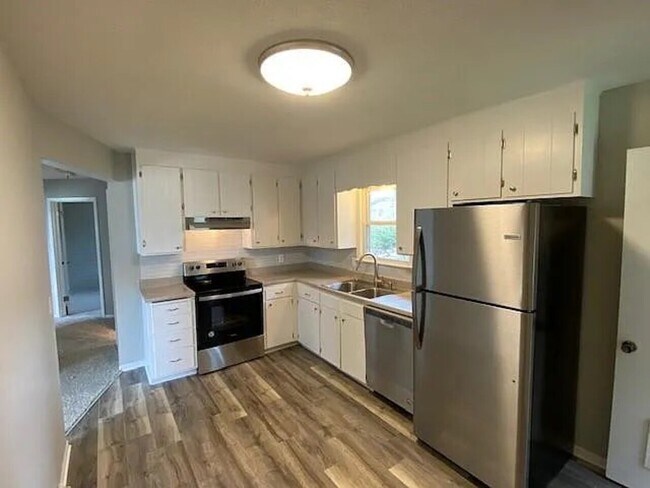 Building Photo - Bennington Duplex