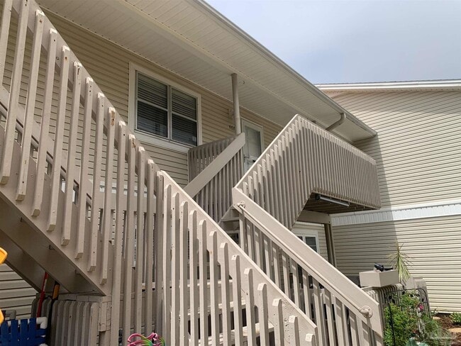 Building Photo - 1200 Shoreline Dr