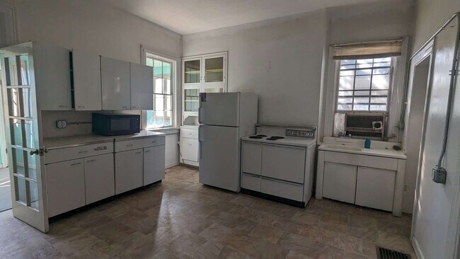 Building Photo - 6 Bedroom, 3 Bath House Very Close to SUU
