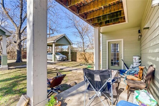 Building Photo - UT PRE-LEASE: 6 BR/4 BA in Hyde Park - 2 S...