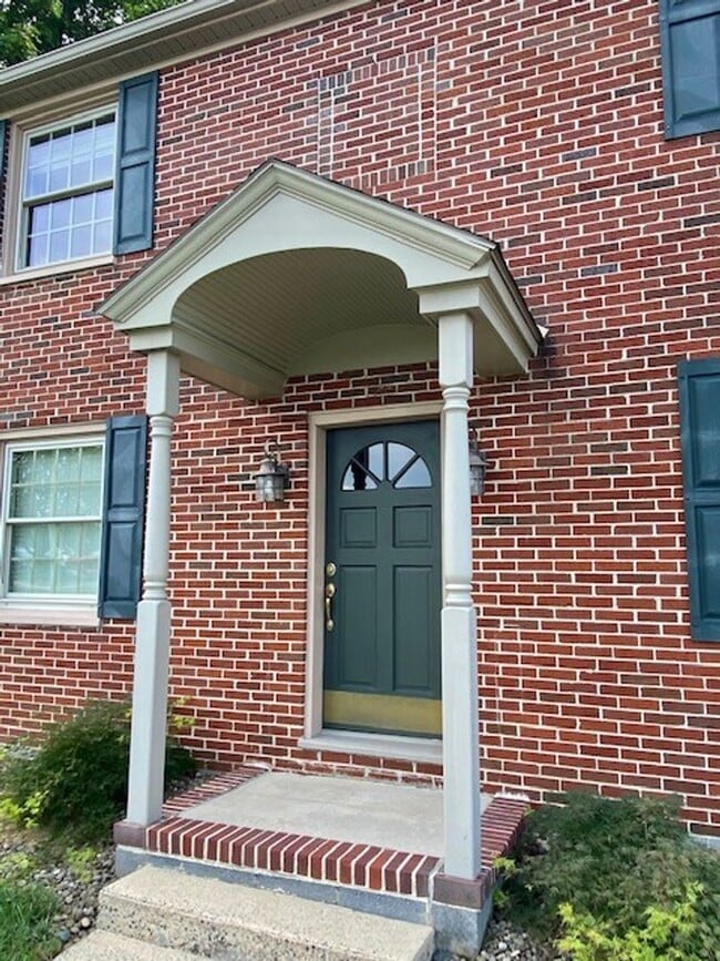 Building Photo - JUST REDUCED!!  Gorgeous 3 Bedroom Renovat...