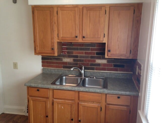 Kitchen - 3705 N Morris Blvd