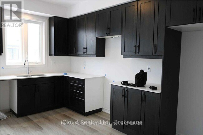 Photo du bâtiment - 461 Blackburn Dr