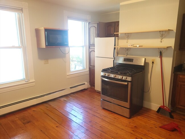 Building Photo - 136 Coleridge St