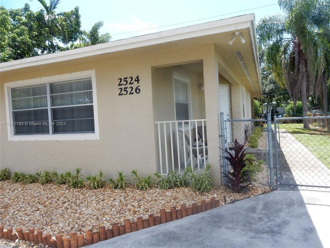 2524 Cleveland St Unit 2526, Hollywood, FL 33020 Room for Rent in