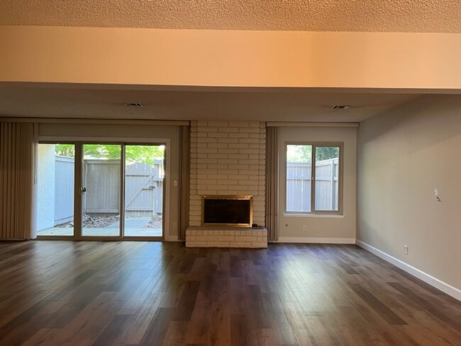 Building Photo - Very Spacious 2 Story 3/2.5 Townhome Locat...