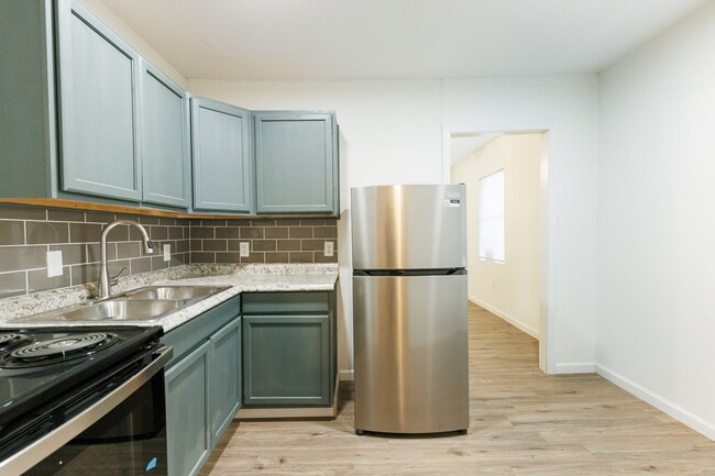 Building Photo - Newly Remodeled Duplex with Modern Touches...