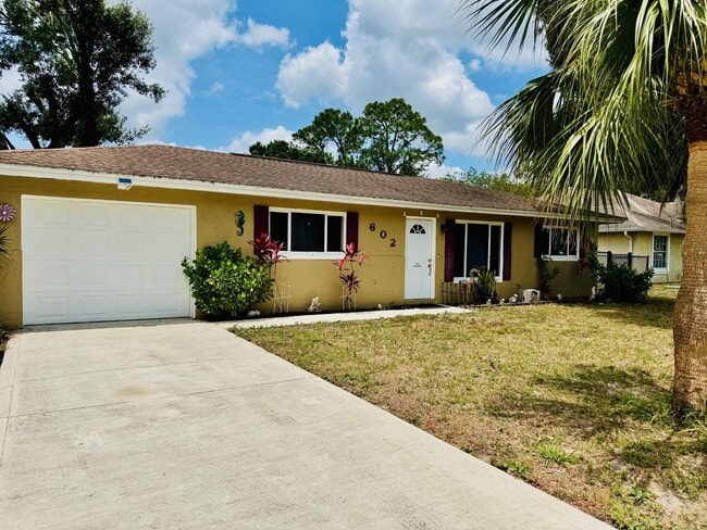 Building Photo - 602 NW Cardinal Dr