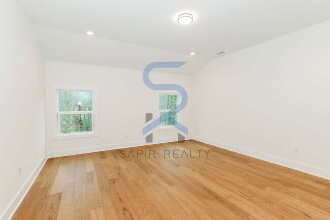 Foto del edificio - NEW LUXURY 5BR HOME | 10FT CEILINGS | NEAR LAKE LANIER | MOVE-IN READY