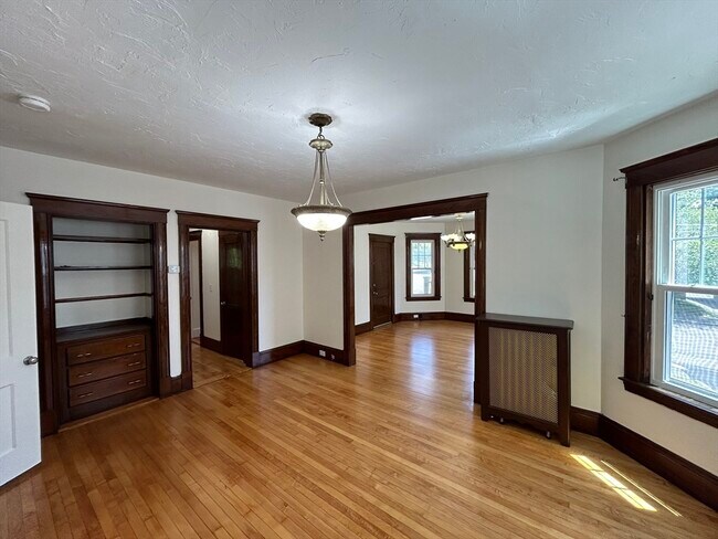 Building Photo - 18 N Ash St