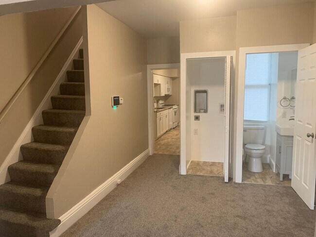 Building Photo - Spacious Renovated 5 Bed 1.5 Bath House- Y...