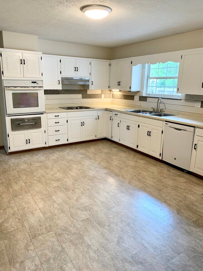 Kitchen - 3912 Meredith Rd