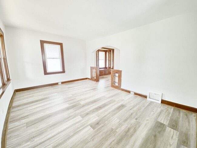 Building Photo - 3 bed, large backyard entertainment space