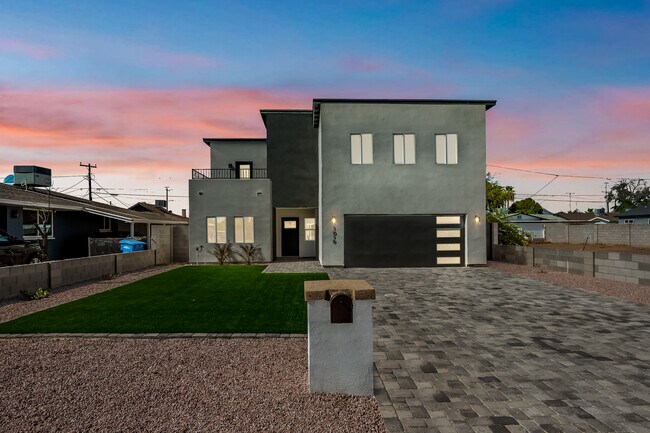 Frente - 1010 E Indianola Ave