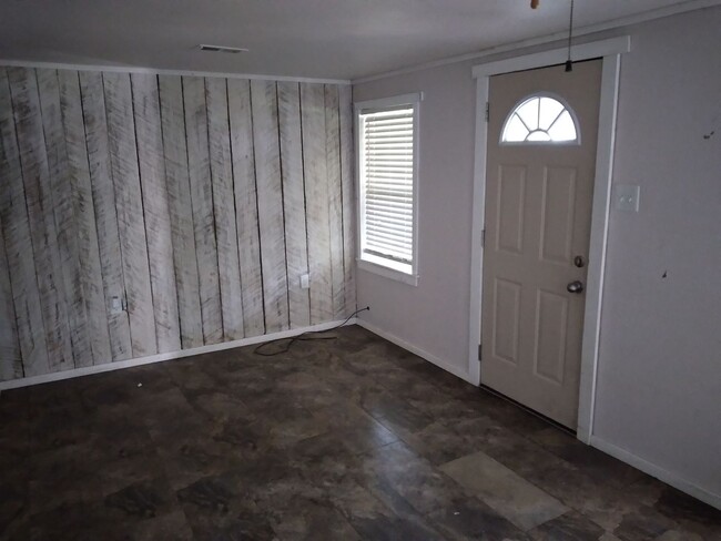 Building Photo - *LEASED* 2/1 Home for Lease ($660 w/water ...