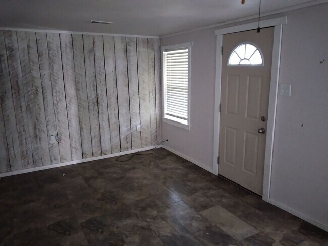 Foto del edificio - *LEASED* 2/1 Home for Lease ($660 w/water ...