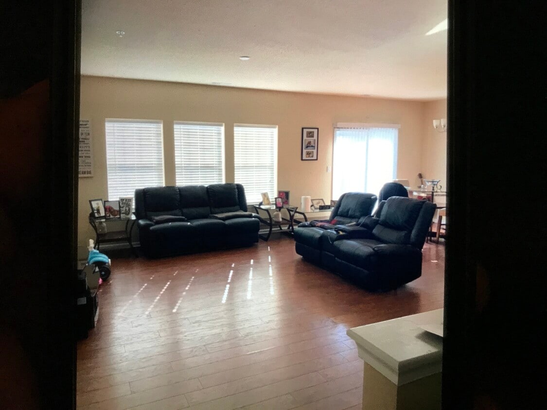 Primary Photo - 330 Fountain Way
