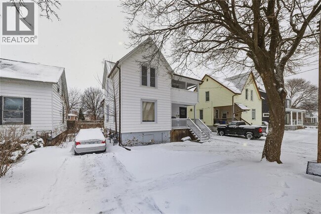 Photo du bâtiment - 165 College Ave N