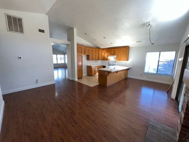 Foto del edificio - 4 Bed| 2 Bath | 1800 SF | Single Story | Tenant pays $175 monthly for WS&G