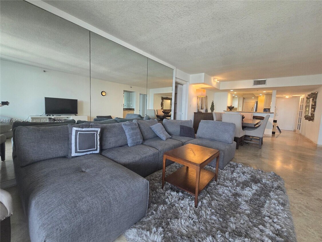 Foto principal - 1717 N Bayshore Dr
