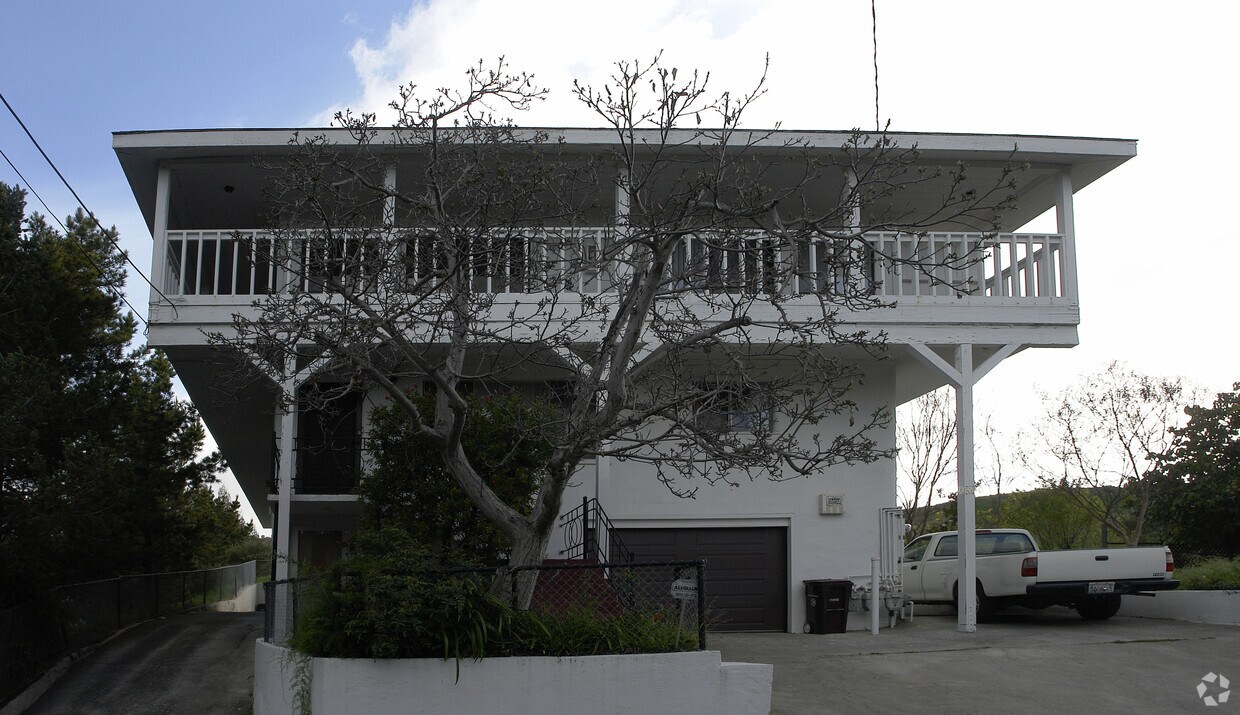 Building Photo - 16430 Saratoga St