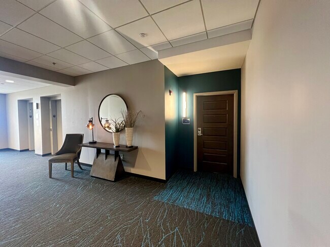 Entrada frontal - Bridge Plaza Apartments