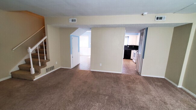 Building Photo - (3) Bed/(2.5) Bath Townhome & Pool Access!...