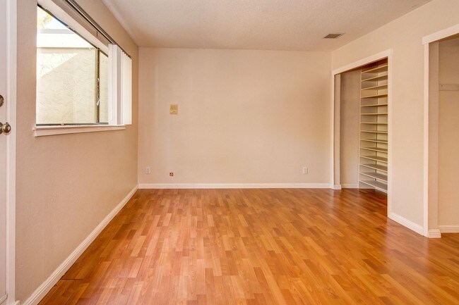 Building Photo - Wonderful East Vallejo Condo with views