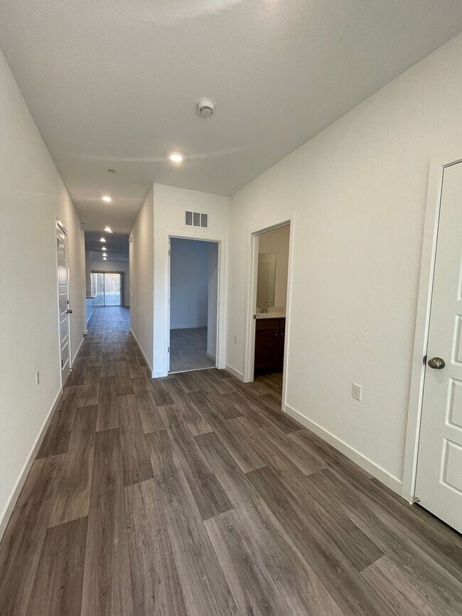 Building Photo - Modern Luxury Living in Madera!