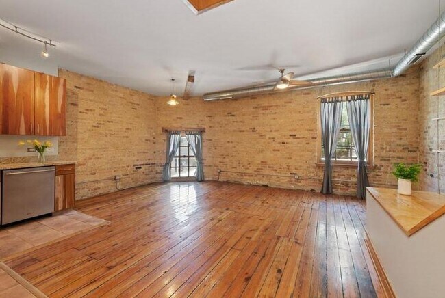 Foto del edificio - 1545 N Western Ave