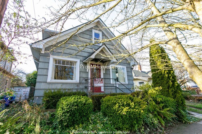 Classic Two Bedroom Bungalow In The Heart Of Sellwood! - Classic Two Bedroom Bungalow In The Heart Of Sellwood! House
