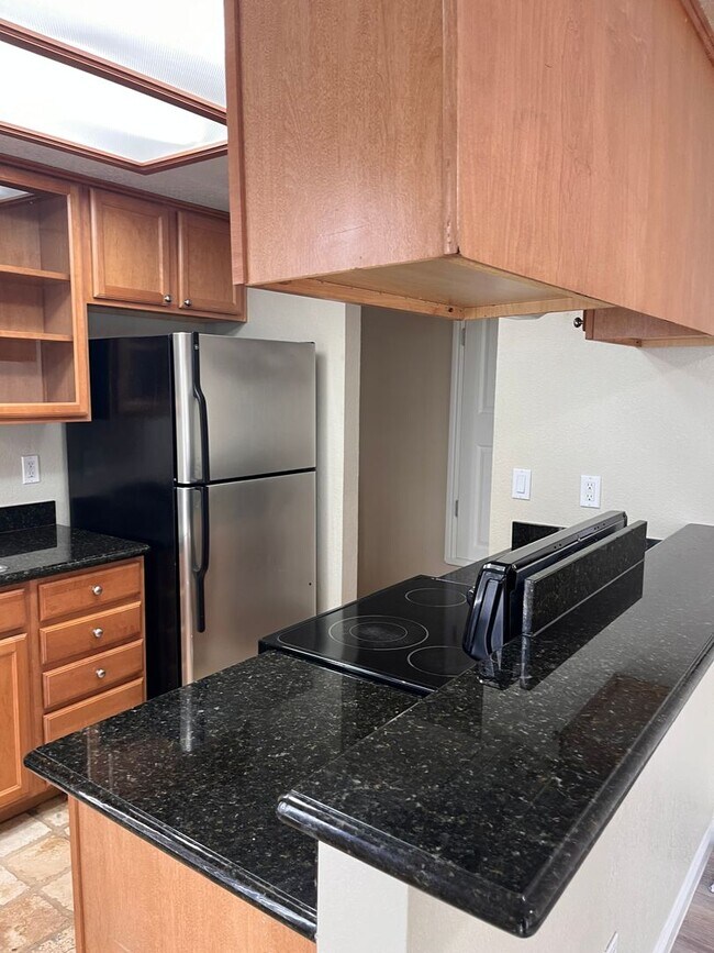 Foto del edificio - 2 Bedroom 2 Bathroom Condo Close to Freeway, Schools & Shopping