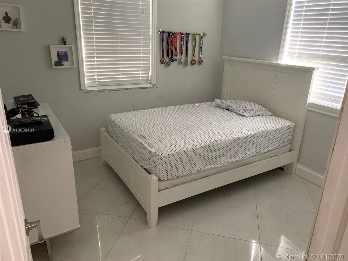 Foto principal - 230 E 64th St