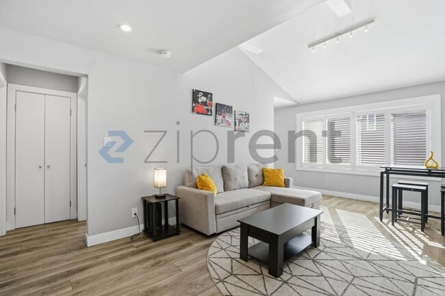 Building Photo - 10 27th Ave