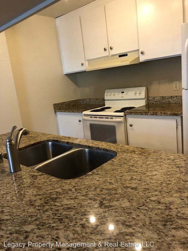 Foto del edificio - 6413 Meadow Pines Ave