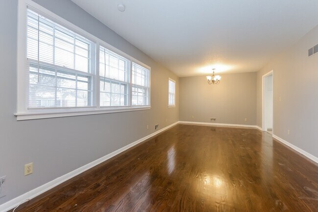 Building Photo - Awesome 3 Bedroom in Raytown