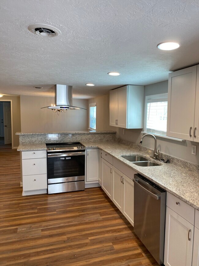 Building Photo - 1341 Maddox Dr