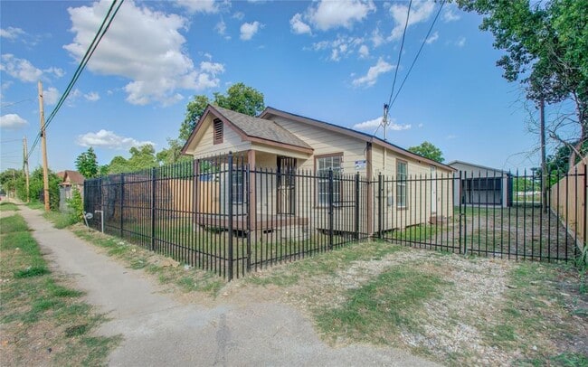 Building Photo - 1051 W Little York Rd