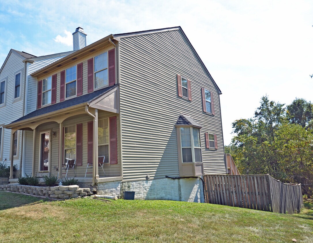 End Unit TH w/front porch-backs & sides to woods! - 6934 Hovingham Ct
