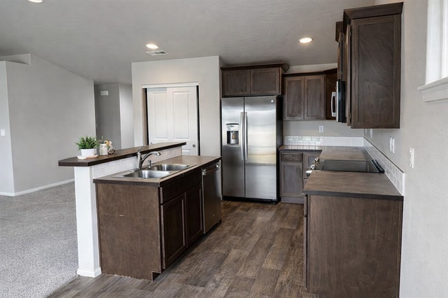 Building Photo - Now Available for Rent – A Place to Call Home in West Pasco