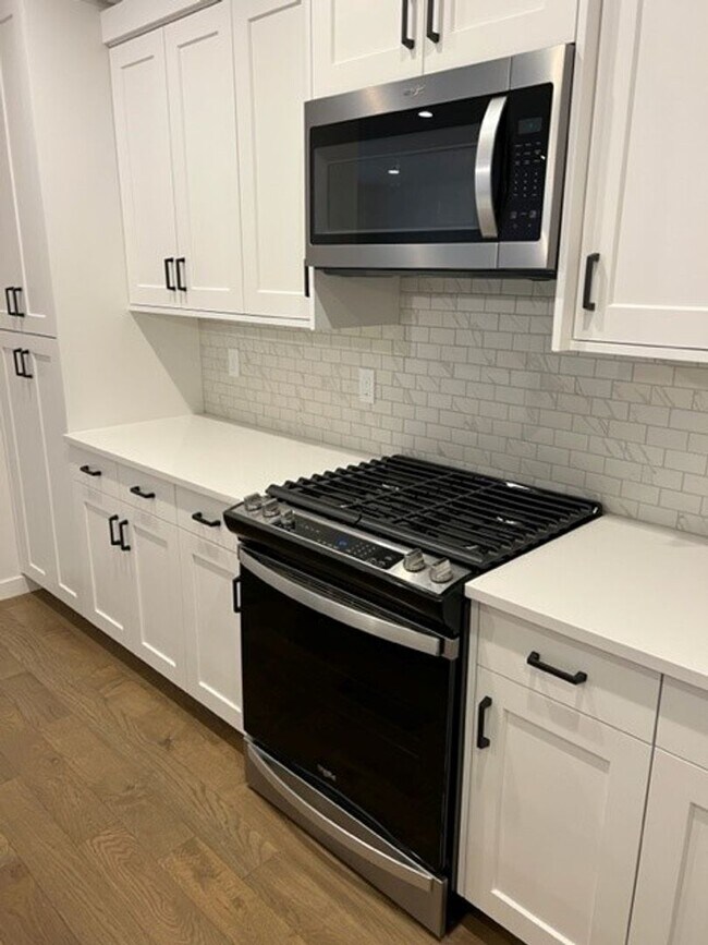 Foto del edificio - Brand new 3 bed 2.5 bath home just off Lak...